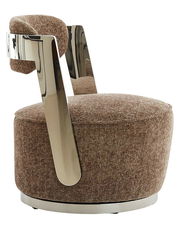 Moderner Sessel mit braunem Stoffbezug und glänzenden Metallakzenten, seitliche Perspektive