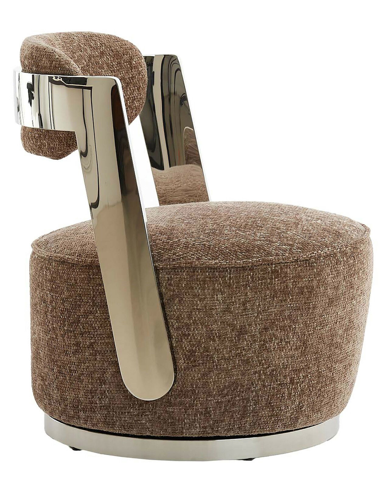 Moderner Sessel mit braunem Stoffbezug und glänzenden Metallakzenten, seitliche Perspektive