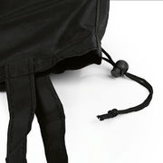 Nahaufnahme eines schwarzen Pfandflaschen Sammelbehälters mit Kordelzug und Verschluss, von oben betrachtet.