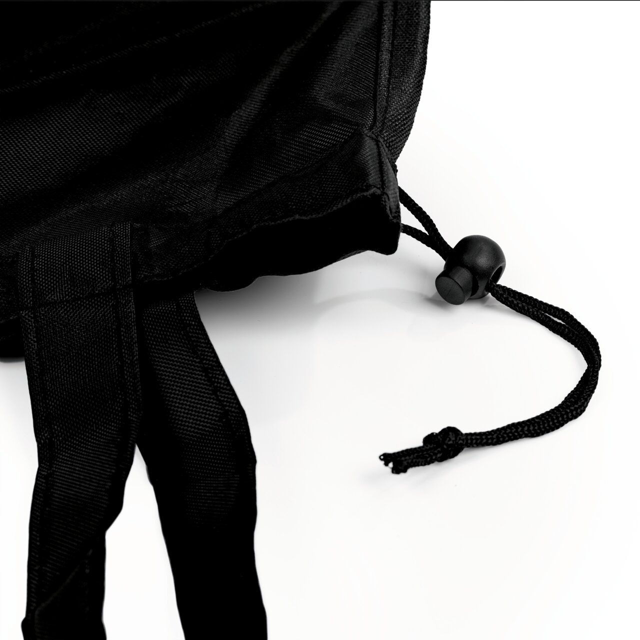 Nahaufnahme eines schwarzen Pfandflaschen Sammelbehälters mit Kordelzug und Verschluss, von oben betrachtet.