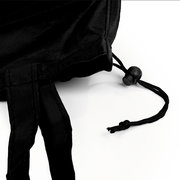 Nahaufnahme eines schwarzen Pfandflaschen Sammelbehälters mit Kordelzug und Verschluss, von oben betrachtet.