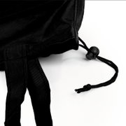 Nahaufnahme eines schwarzen Pfandflaschen Sammelbehälters mit Kordelzug und Verschluss, von oben betrachtet.