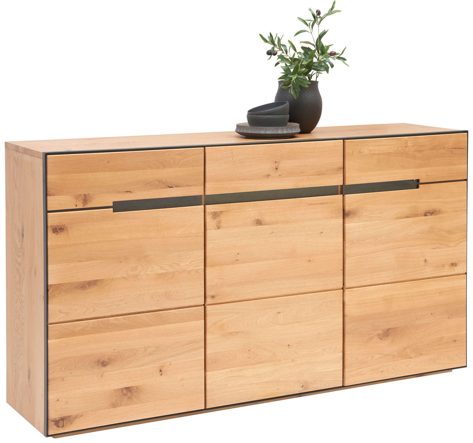 Modernes Sideboard aus hellem Holz mit drei Türen und dekorativen Griffen, seitliche Perspektive, dekoriert mit einer Vase und Geschirr.
