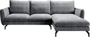 Graues Stoff-Ecksofa mit rechter Ottomane/Longchair, drei Rückenkissen und schwarzen Metallfüßen, Frontansicht leicht schräg von vorn.
