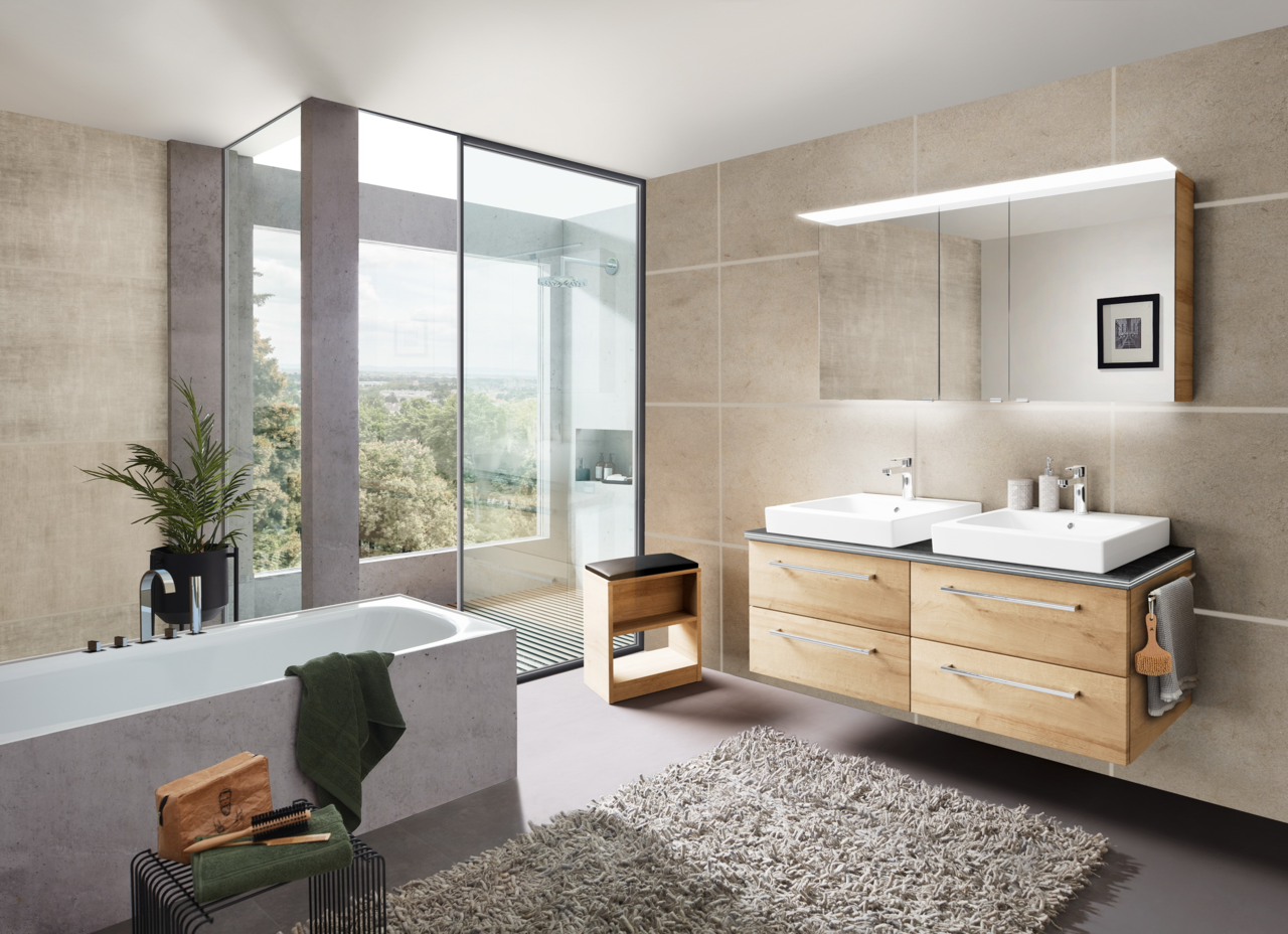 Sadena Badkombination M-PLAN COMPACT Moderne Badkombination mit Doppelwaschbecken und Holzschränken, seitliche Perspektive