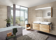 Moderne Badkombination mit Doppelwaschbecken und Holzschränken, seitliche Perspektive