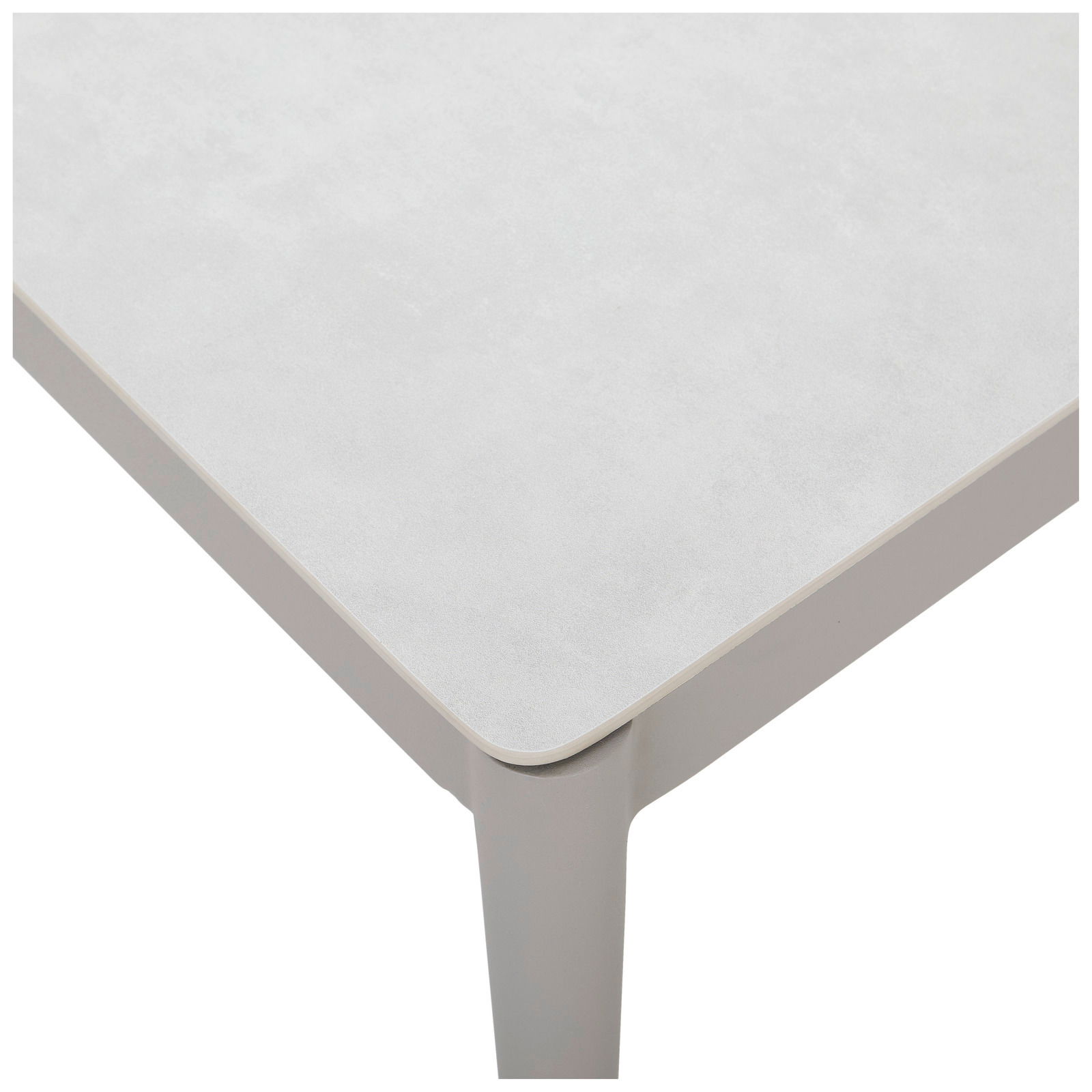 Nahaufnahme eines modernen Loungetisches mit heller Tischplatte und abgerundeten Ecken, Perspektive von oben.