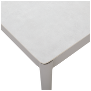 Nahaufnahme eines modernen Loungetisches mit heller Tischplatte und abgerundeten Ecken, Perspektive von oben.