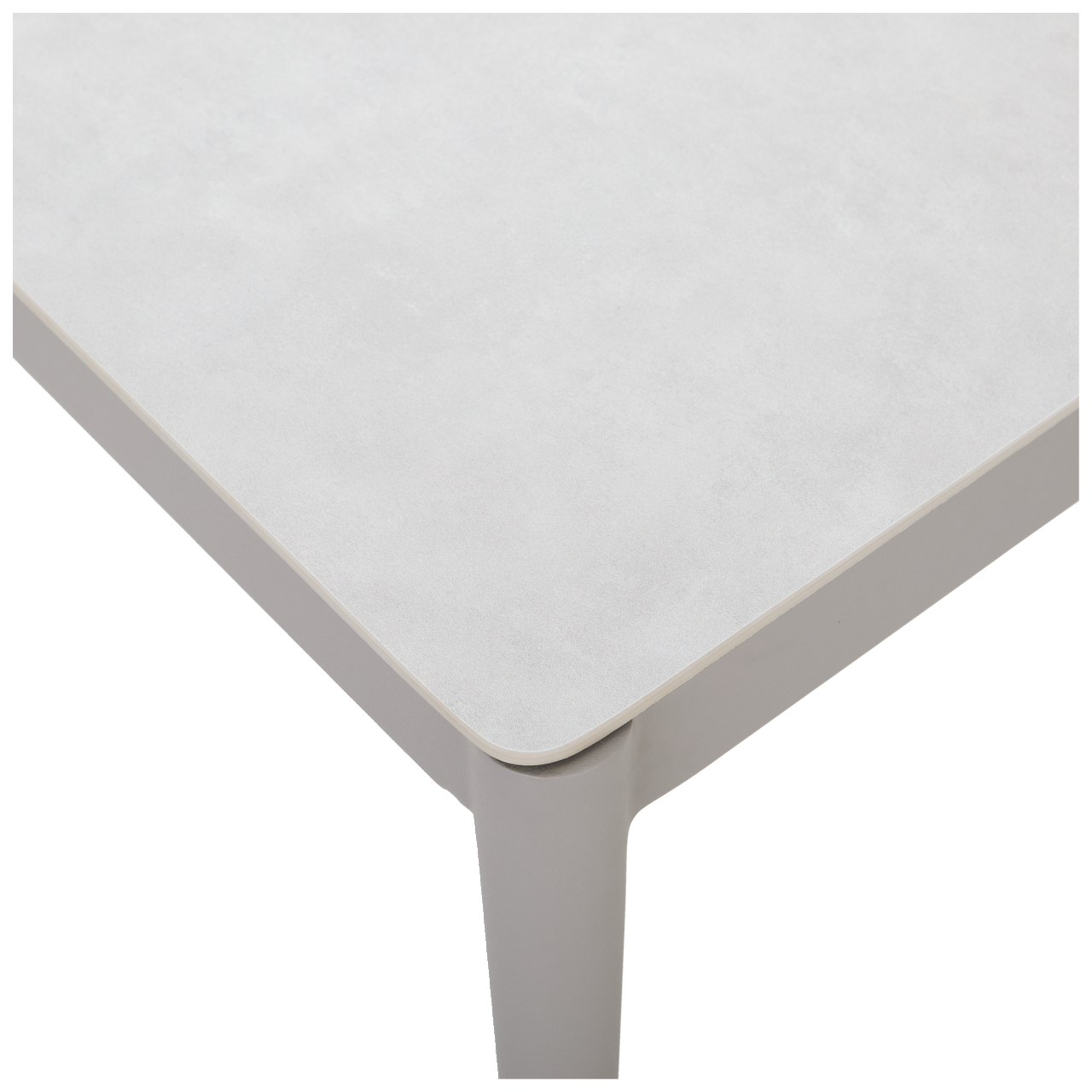 Nahaufnahme eines modernen Loungetisches mit heller Tischplatte und abgerundeten Ecken, Perspektive von oben.