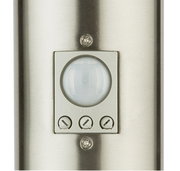 Nahaufnahme einer Außenleuchte mit Bewegungssensor und Einstellknöpfen für Zeit, Lux und Empfindlichkeit.