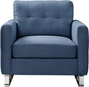 Blauer, gepolsterter Stoff-Sessel mit breiten Armlehnen, gesteppter Rückenlehne und verchromten Füßen, frontal von vorne freigestellt auf weißem Hintergrund.