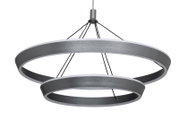 Moderne LED-Hängeleuchte mit zwei ringförmigen, silbernen Elementen, seitliche Perspektive