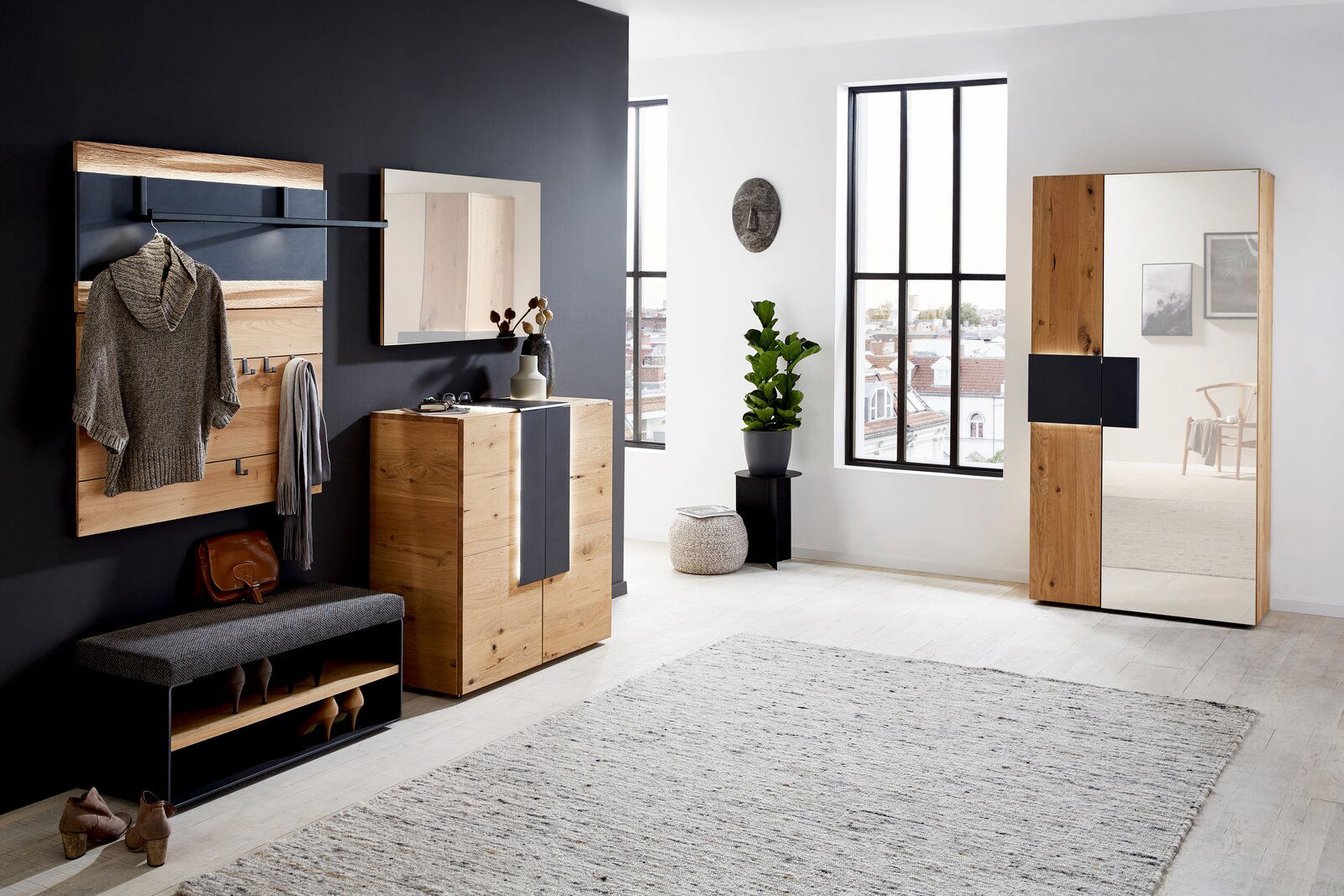 Moderne Garderobeneinrichtung mit Holz- und Metallelementen, bestehend aus Schuhschrank, Spiegel, Bank und Garderobenpaneel, seitliche Perspektive.