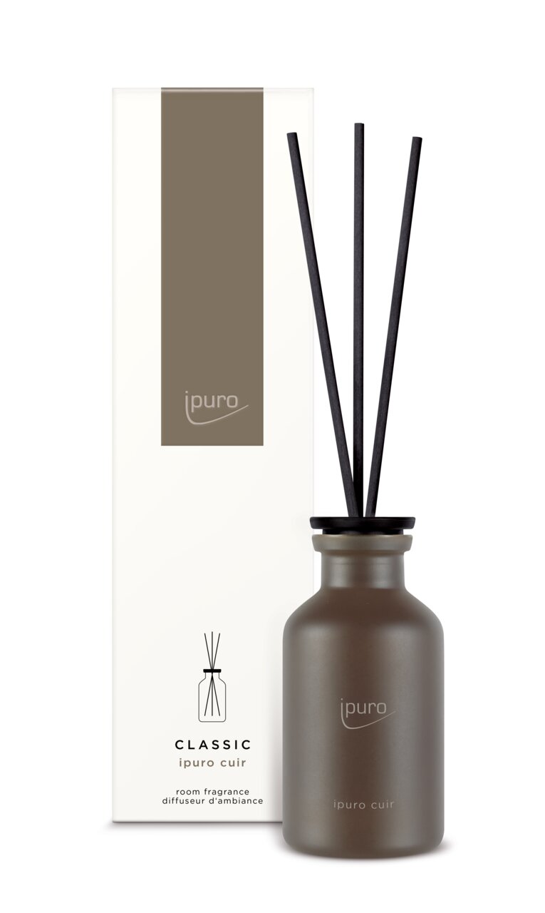 Ipuro Classic Cuir Raumduft 75ml in einer braunen Flasche mit schwarzen Duftstäbchen, frontal abgebildet vor der Verpackung.