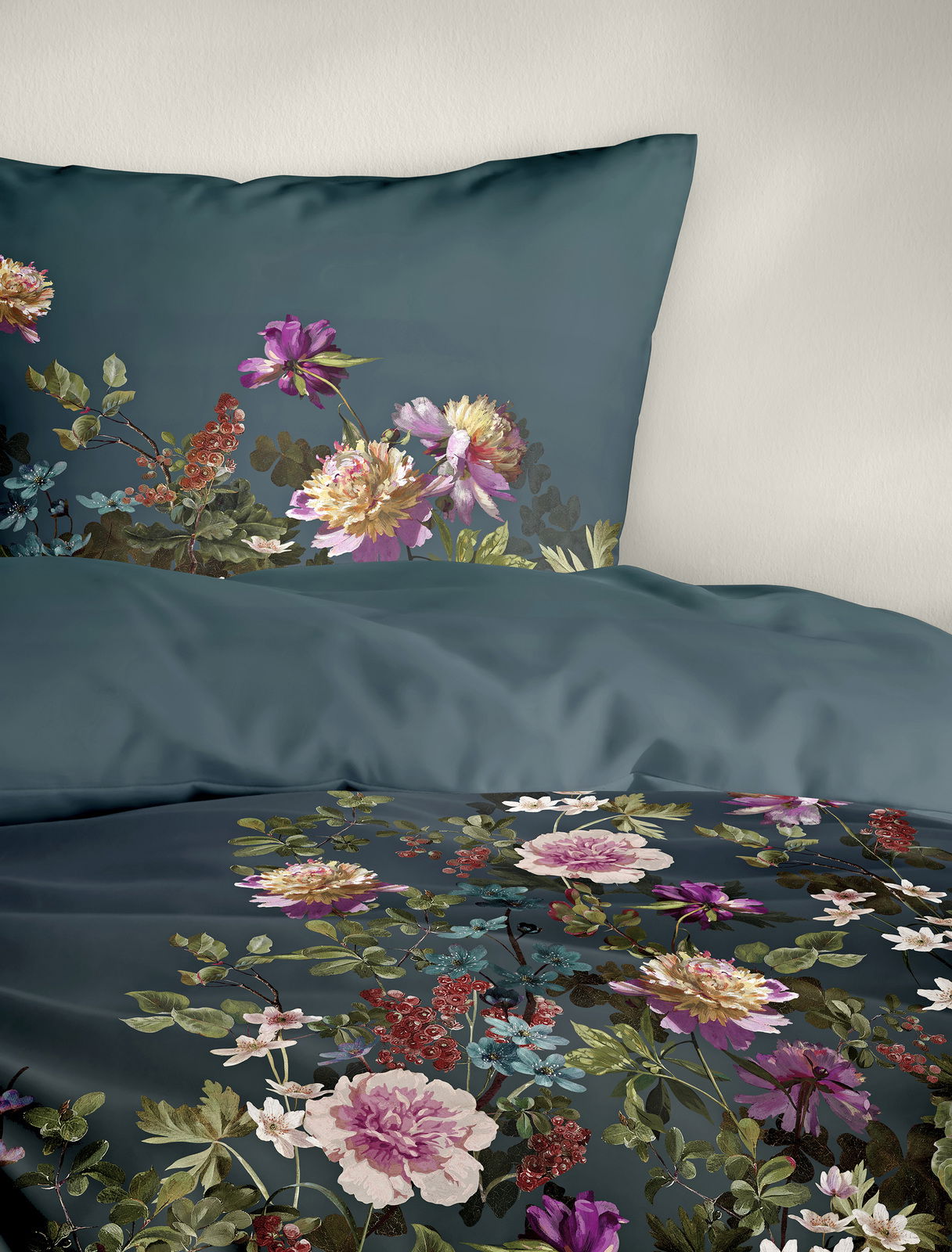 Bettwäsche 135x200cm mit floralem Muster in dunklen Farben, Ansicht von vorne