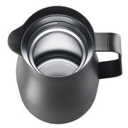 Isolierkanne Studio aus der Vogelperspektive, mit offenem Deckel und sichtbarem Innenraum aus Edelstahl.