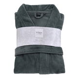 Gefalteter grüner Bademantel in Vorderansicht mit Etikett 'Vossen De Luxe'.