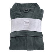 Gefalteter grüner Bademantel in Vorderansicht mit Etikett 'Vossen De Luxe'.