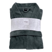 Gefalteter grüner Bademantel in Vorderansicht mit Etikett 'Vossen De Luxe'.