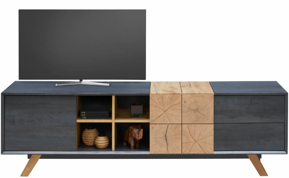 Frontansicht eines modernen TV-Lowboards mit dunkler Oberfläche, offenen Regalfächern und dekorativen Holzelementen.