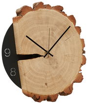 Wanduhr aus einem Holzstamm mit sichtbaren Jahresringen und schwarzen Zeigern, seitliche Perspektive