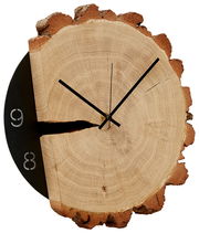 Wanduhr aus einem Holzstamm mit sichtbaren Jahresringen und schwarzen Zeigern, seitliche Perspektive