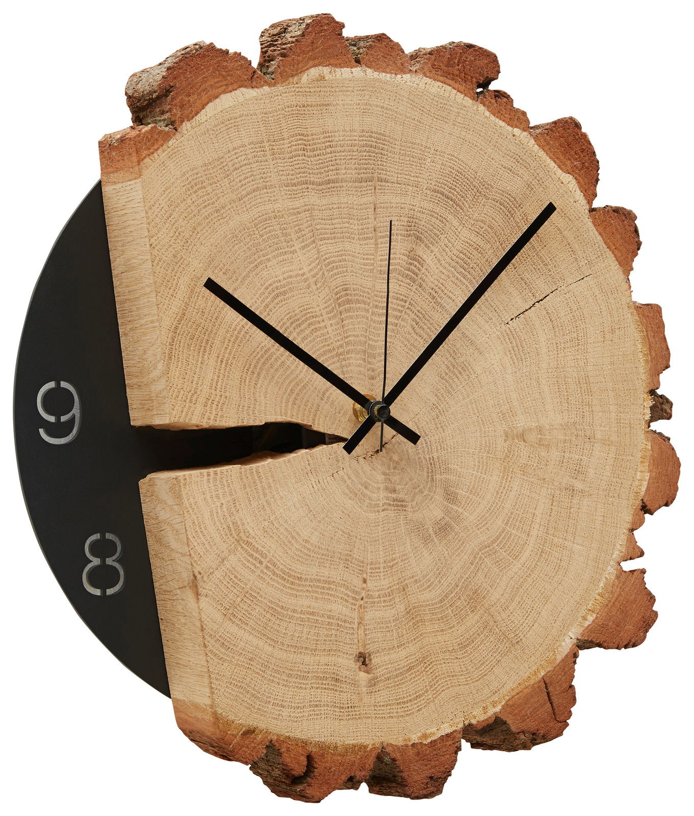 Wanduhr aus einem Holzstamm mit sichtbaren Jahresringen und schwarzen Zeigern, seitliche Perspektive