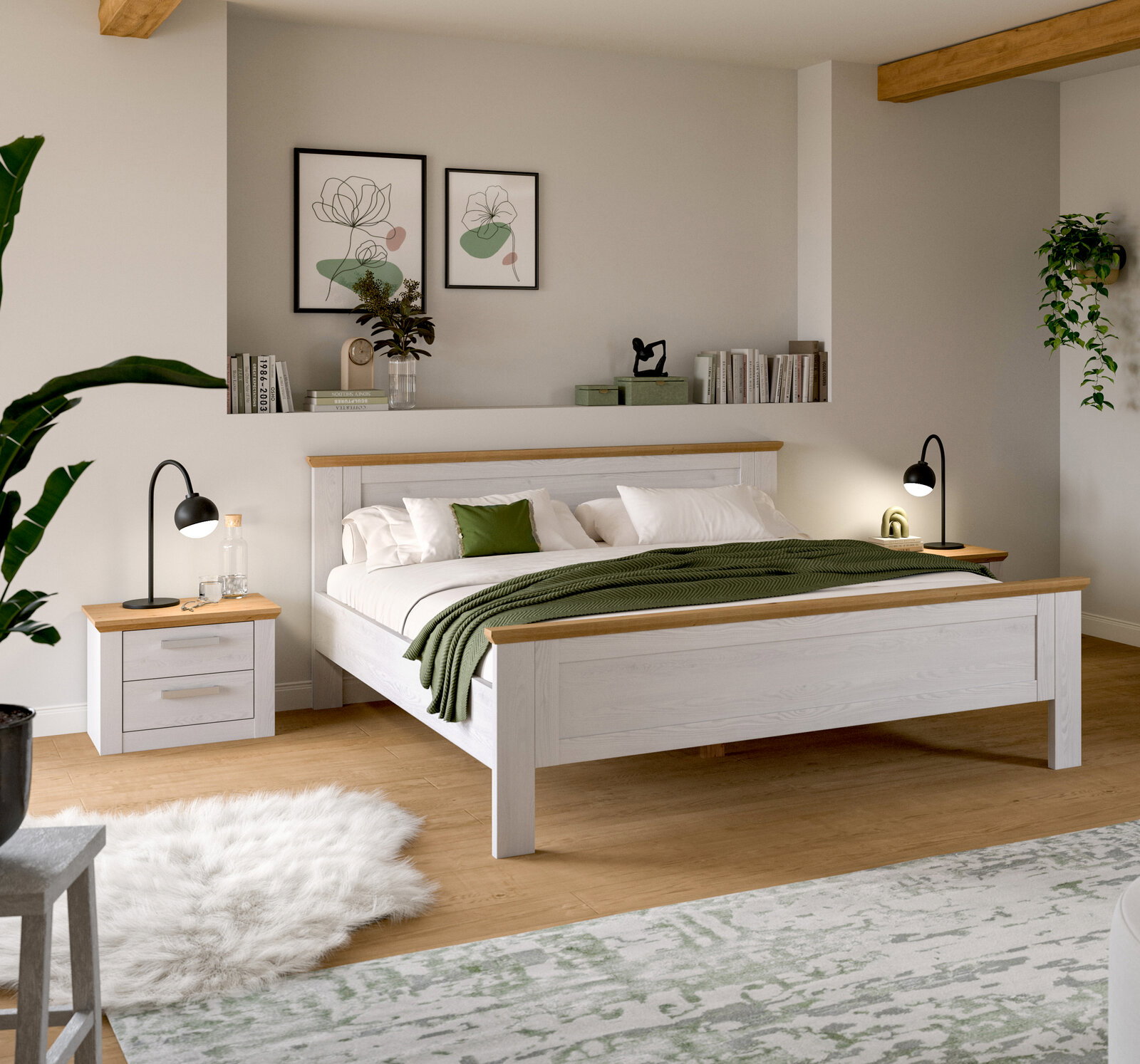 Modernes Doppelbett aus weißem Holz mit naturfarbenen Akzenten an Kopf- und Fußteil, grüne Tagesdecke und Nachttische im Schlafzimmer; Perspektive: frontale Ansicht leicht von links.