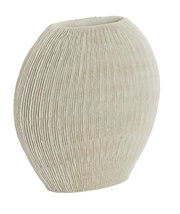 Beige, bauchige Keramikvase mit feiner vertikaler Rillenstruktur und schmaler Öffnung, freigestellt auf weißem Hintergrund, Frontansicht leicht von oben.