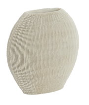 Beige, bolvormige keramische vaas met een fijne verticale groefstructuur en een smalle opening, vrijstaand op een witte achtergrond, vooraanzicht licht van bovenaf.