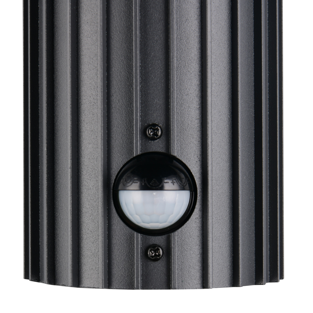 Nahaufnahme einer schwarzen Außenwandleuchte mit geriffelter Oberfläche und integriertem Bewegungssensor.