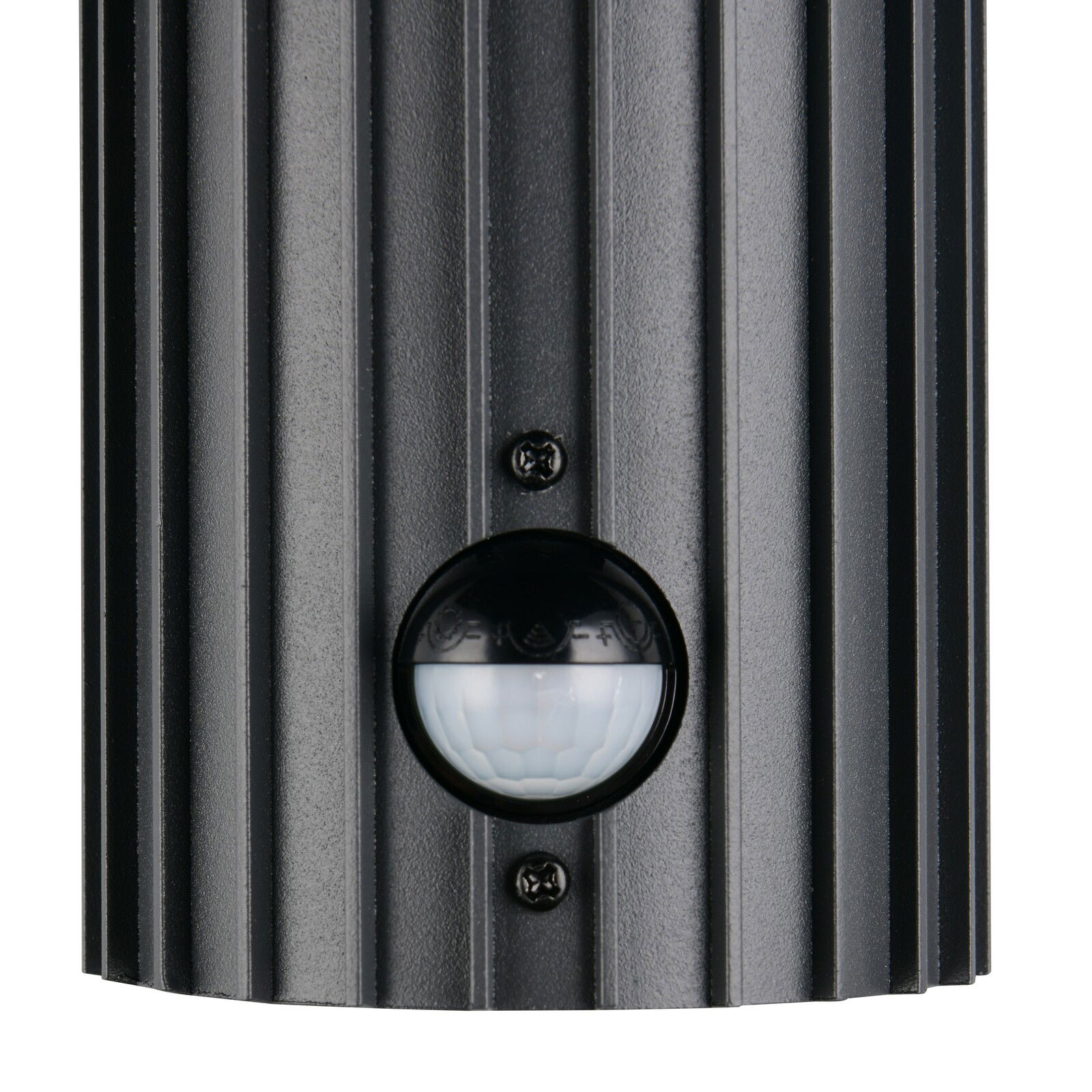 Nahaufnahme einer schwarzen Außenwandleuchte mit geriffelter Oberfläche und integriertem Bewegungssensor.
