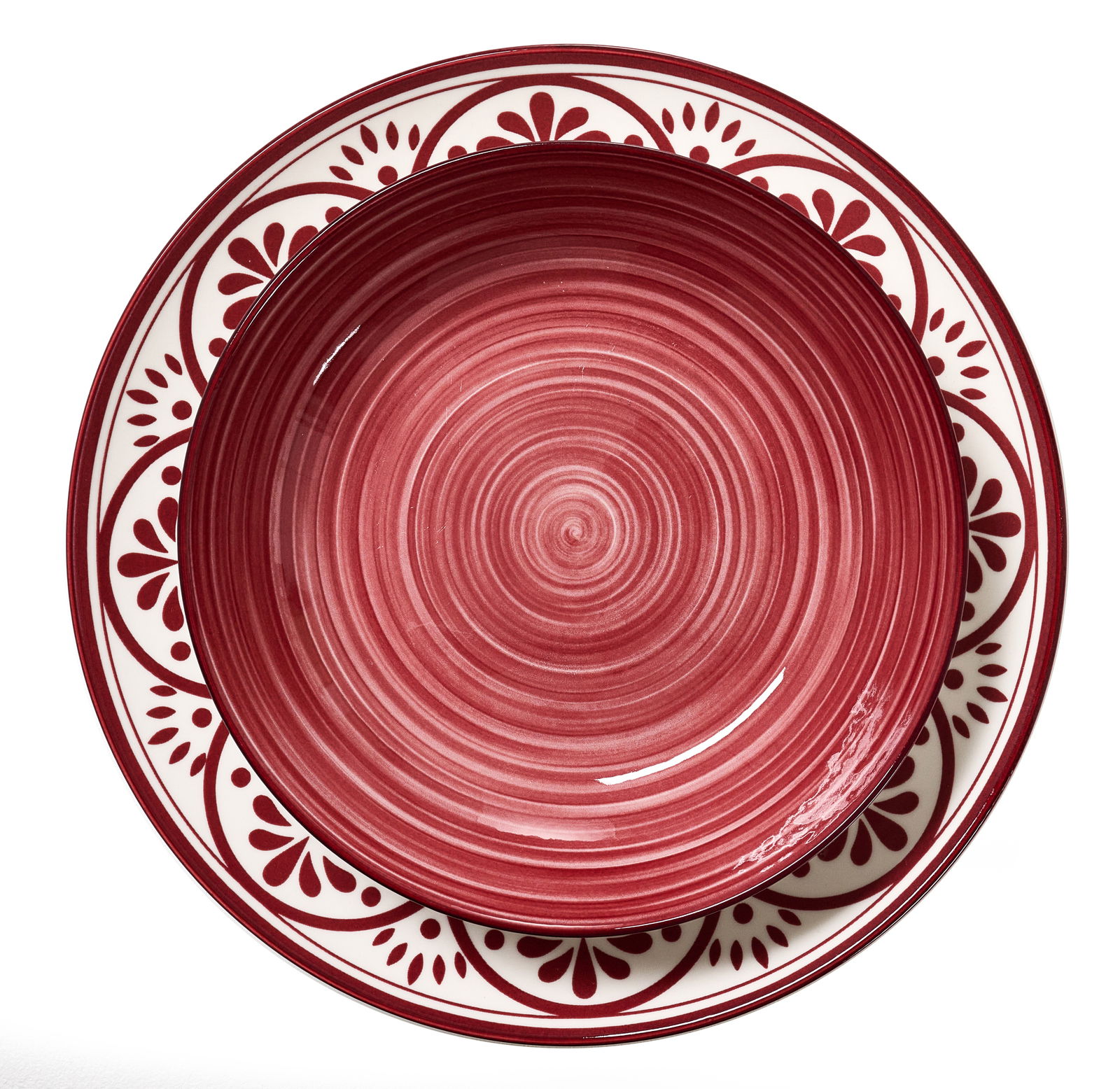 Blick von oben auf ein burgunderfarbenes Tellerset mit dekorativem Muster, bestehend aus einem großen und einem kleinen Teller.