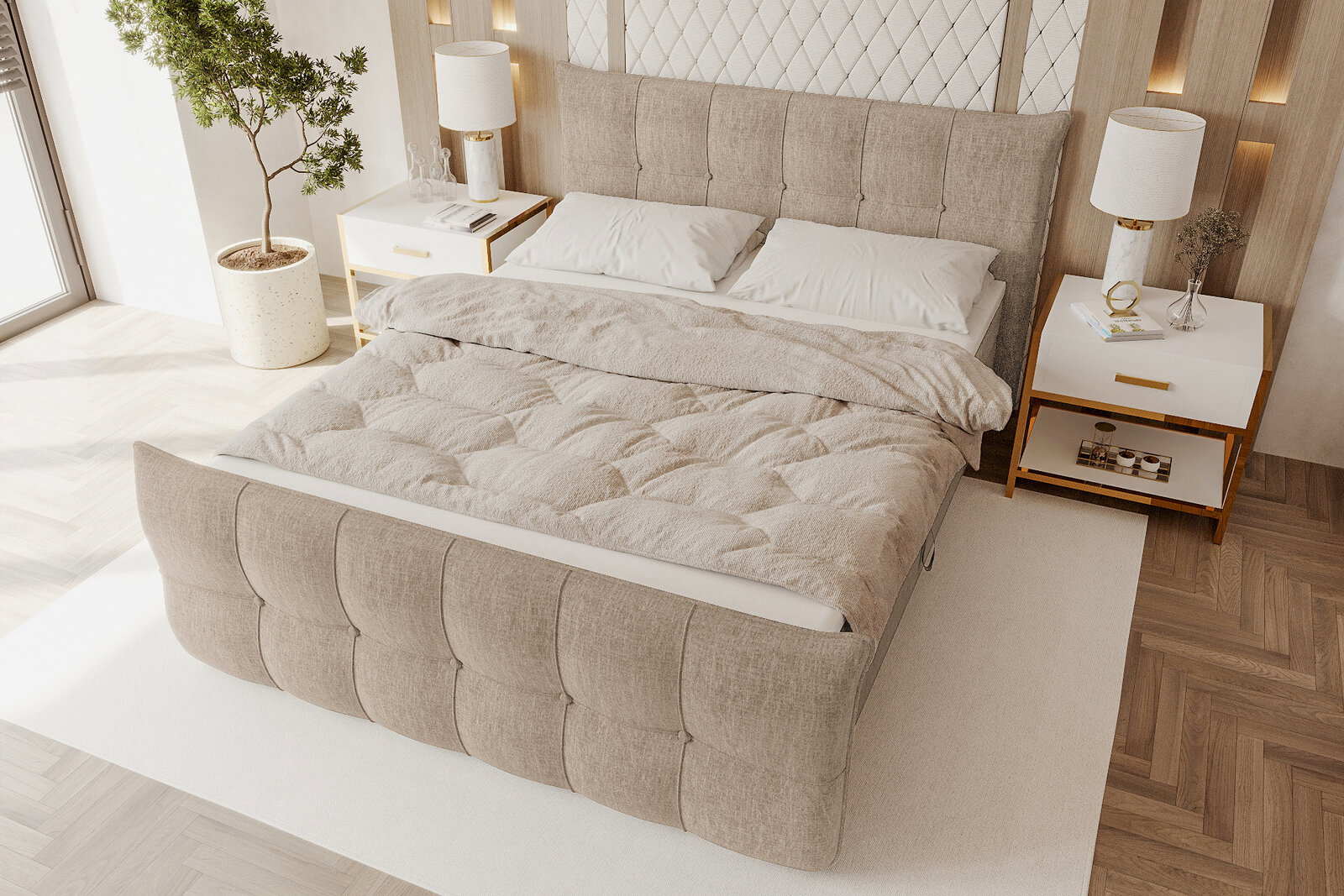 Modernes Polsterbett in Beige mit gepolstertem Kopf- und Fußteil, weißer Bettwäsche und beiger Steppdecke, flankiert von zwei Nachttischen mit Lampen; Ansicht schräg von oben.