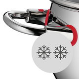 Nahaufnahme eines glänzenden Edelstahlgriffs eines Topfes mit roten Silikonelementen, seitliche Perspektive.