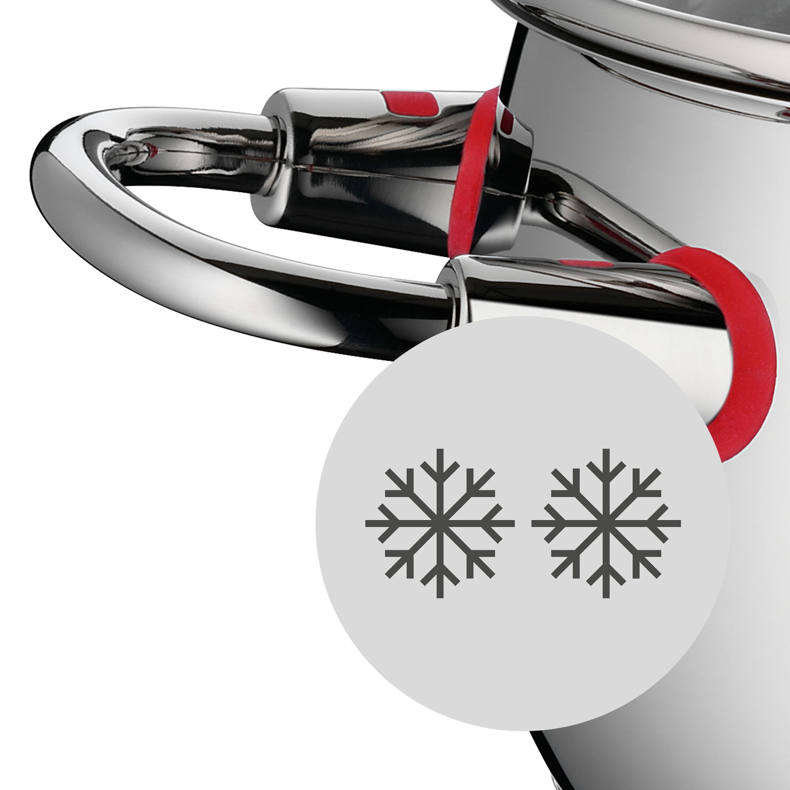 Nahaufnahme eines glänzenden Edelstahlgriffs eines Topfes mit roten Silikonelementen, seitliche Perspektive.