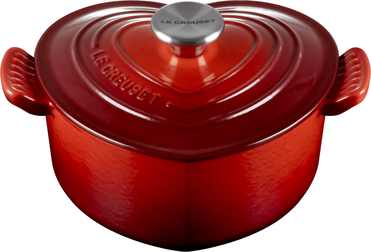 Roter Herz-Bräter von Le Creuset, Vorderansicht, mit Deckel und seitlichen Griffen.