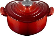 Rode hartvormige braadpan van Le Creuset, vooraanzicht, met deksel en handgrepen aan de zijkanten.