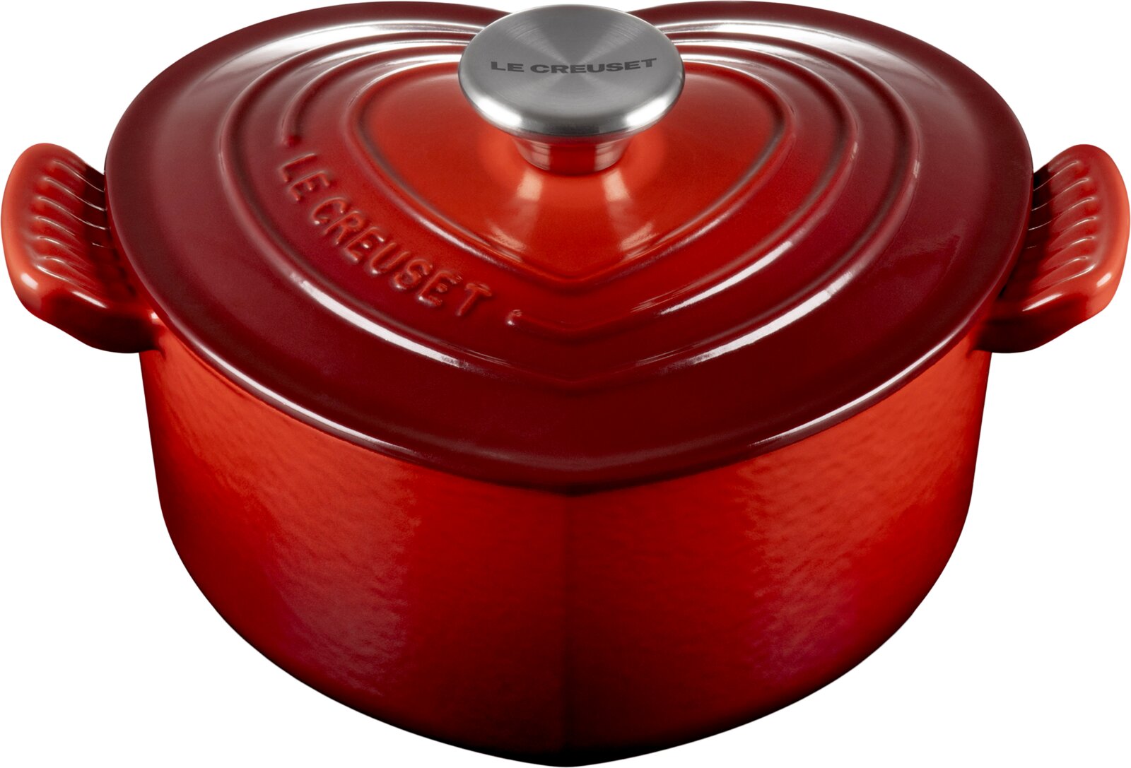 Rode hartvormige braadpan van Le Creuset, vooraanzicht, met deksel en handgrepen aan de zijkanten.