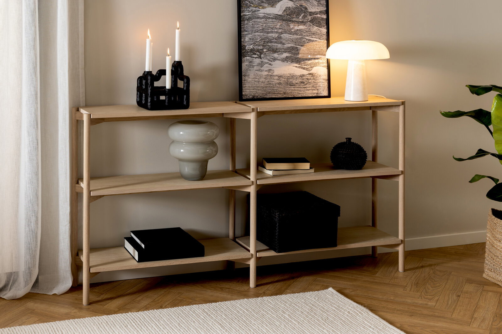 Holzregal mit drei Ebenen, dekoriert mit Kerzen, Büchern und einer Lampe, seitliche Perspektive