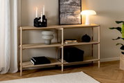 Holzregal mit drei Ebenen, dekoriert mit Kerzen, Büchern und einer Lampe, seitliche Perspektive
