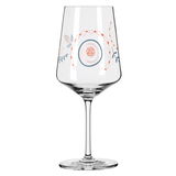 Weinglas mit floralem Muster, seitliche Perspektive