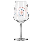 Weinglas mit floralem Muster, seitliche Perspektive