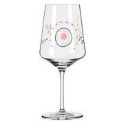 Weinglas mit floralem Muster, seitliche Perspektive