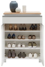 Schuhschrank mit mehreren Regalböden, gefüllt mit verschiedenen Schuhen, aus der Frontalperspektive. Obenauf stehen dekorative Vasen.