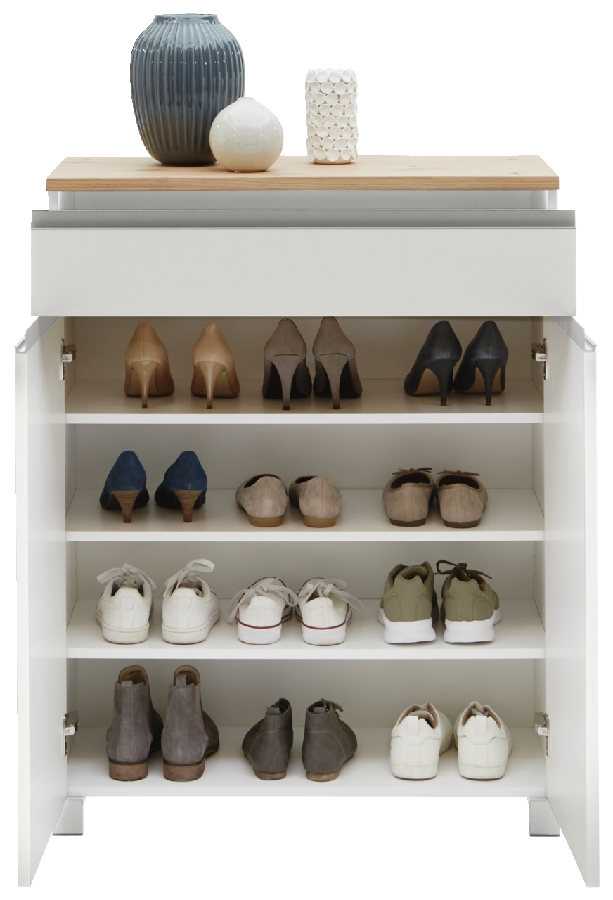 Schuhschrank mit mehreren Regalböden, gefüllt mit verschiedenen Schuhen, aus der Frontalperspektive. Obenauf stehen dekorative Vasen.