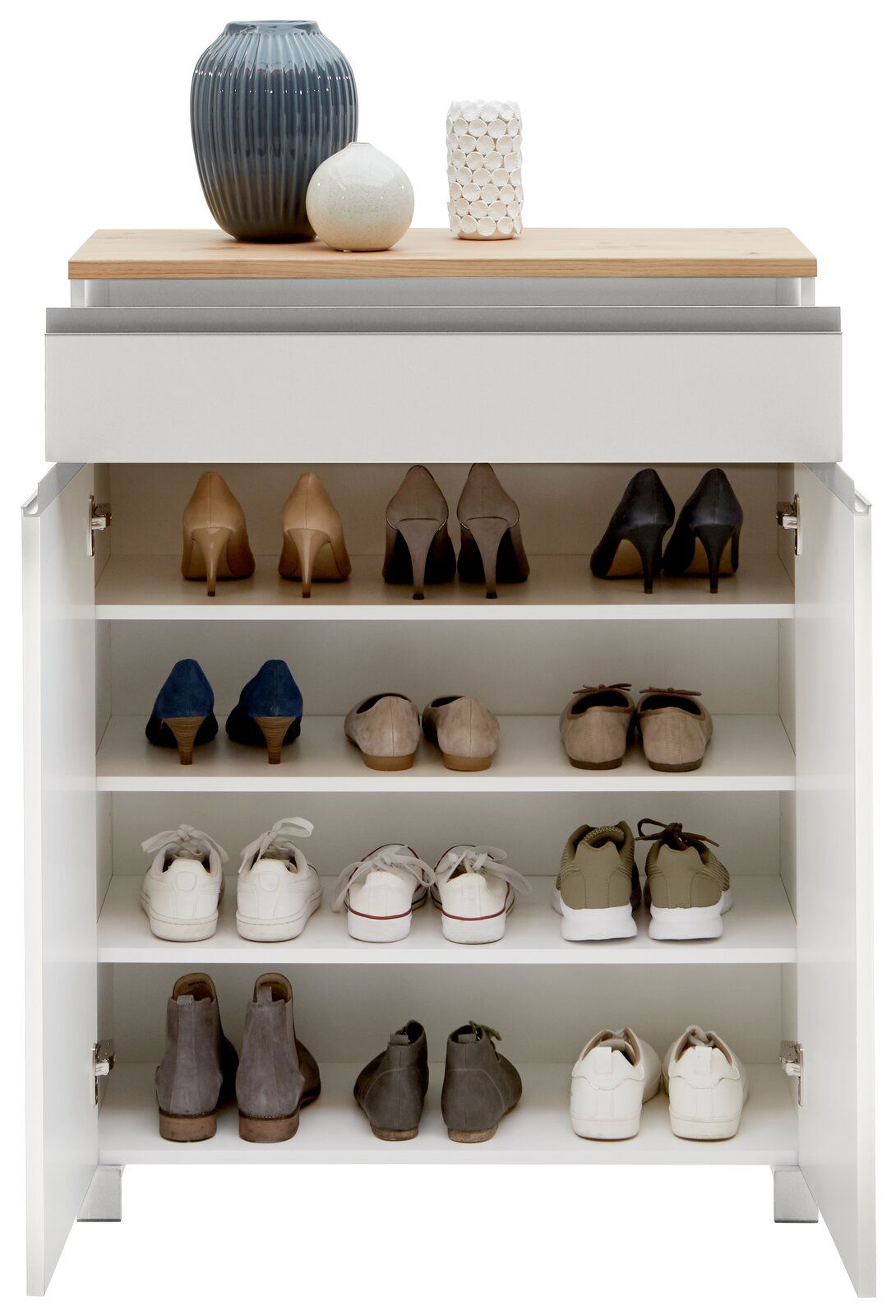 Schuhschrank mit mehreren Regalböden, gefüllt mit verschiedenen Schuhen, aus der Frontalperspektive. Obenauf stehen dekorative Vasen.