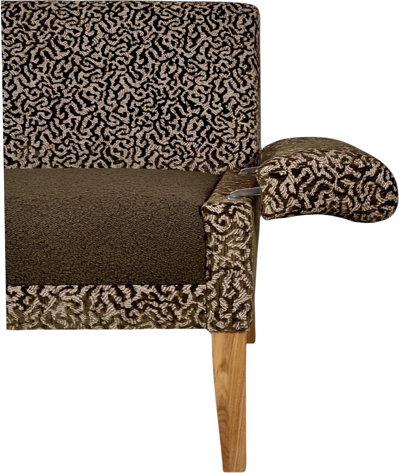 Gepolsterter Sessel mit braun-beigem Musterbezug, dunkler Sitzfläche und Holzbeinen, Detailansicht von der rechten Seite mit sichtbarer Armlehne