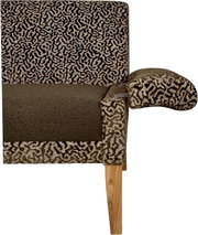 Gepolsterter Sessel mit braun-beigem Musterbezug, dunkler Sitzfläche und Holzbeinen, Detailansicht von der rechten Seite mit sichtbarer Armlehne