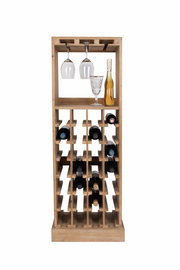 Frontale Ansicht eines hölzernen Weinregals mit Platz für Flaschen und Gläser.